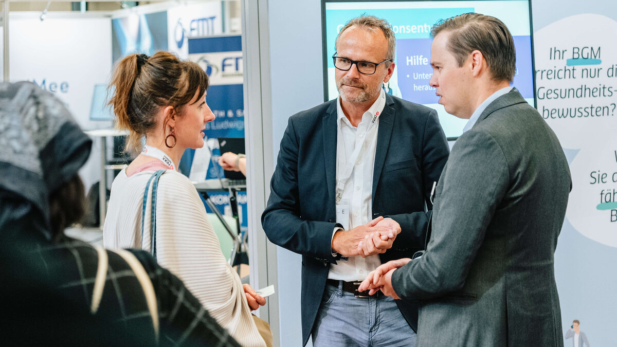 ias-Gruppe auf der ZP Europe Köln Nils Schilling (imh) und Marcell von Grunder (PREVENT) im Gespräch mit Interessierten am Messestand der ias-Gruppe