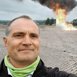 Selfie Michael Haug, Explosion im Hintergrund