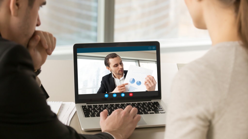 Zu den Digitalen Lösungen der ias-Gruppe Zwei Mitarbeitende schauen sich die digitalen Lösungen der ias an