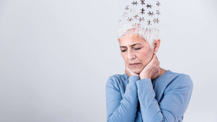 Der Code des Alterns – Neue Ansätze gegen das Vergessen Eine verzweifelte Frau, der Kopf löst sich in Puzzelteile auf