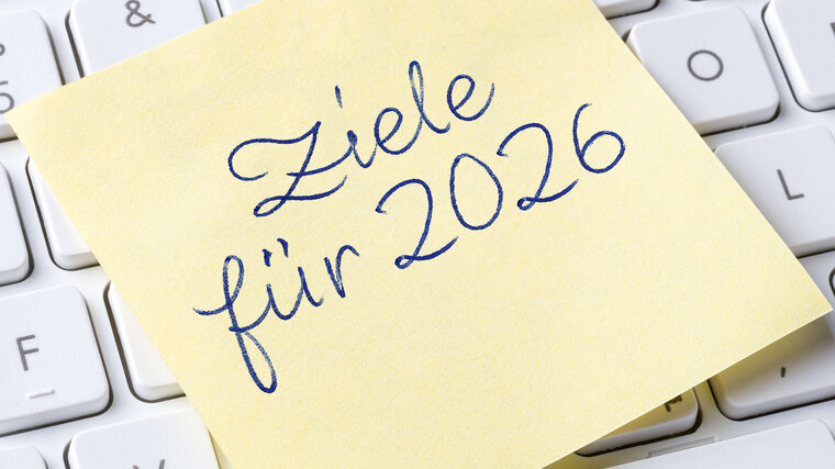 Ein Post-It mit dem Texttitel Ziele für 2026 auf einer Tastatur