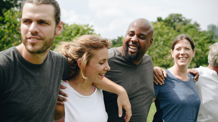 Diverse Menschen Arm in Arm, lachend